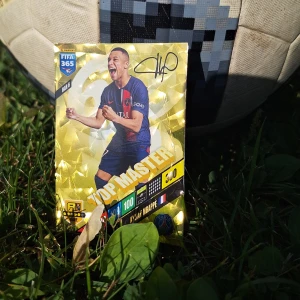FIFA 365 Adrenalyn 2024 Kylian Mbappé - Fotbollskort från FIFA 365 Adrenalyn 2024 med  Kylian Mbappé i PSG-tröja. Perfekt för unga fotbollsfans och samlare som vill ha det senaste inom fotbollskort!