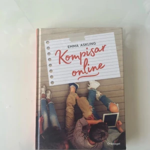 Kompisar online - En bok om vänskap, familj och svek i en digital värld. Följ Melvin, 12 år, när livet krånglar och det ibland känns lättare att prata med någon online. Perfekt för unga som vill läsa om vardag, känslor och relationer. Inga vikta sidor!!💗