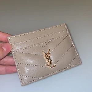 Ysl plånbok - Säljer en ysl inspirerad plånbok. Helt ny och oanvänd. Har 5 fickor för kort. Frakt tillkommer. Skriv vid frågor 🤍