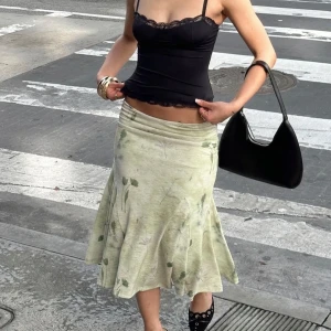 midi kjol princess polly - midi kjol från princess polly. nypris 700 + 500kr tull. använd 1 gång❤️ stl 8, passar s/m. super super stretchigt typ