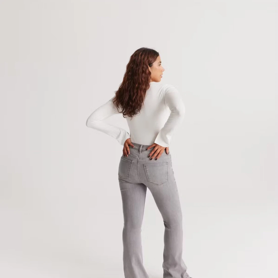 Grå bootcut jeans med hög midja - 2