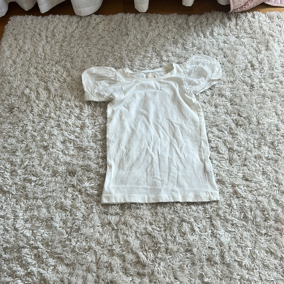 Vit topp med puffärmar i spets