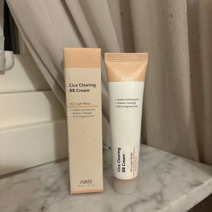 Purito Cica bb cream - Purito Cica Clearing BB Cream i nyansen #21 Light Beige. Använd 2-3 gånger mac då färg inte passade, 189kr ny. Pris kan diskuteras, vill du se bild på färgen på huden skriv privat så kan de lösas!
