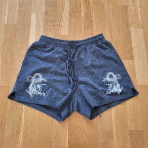 Mörkgrå shorts - Mörkgrå shorts i mjukt material med elastisk midja och snörning. Inte fodrade inuti, så de håller dig sval under varma sommardagar. 