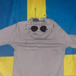 Cp company hoodie - Säljer denna feta cp hoodien eftersom jag inte passar i den längre, inte använd på ett år. Priset är fast 🙏🙌