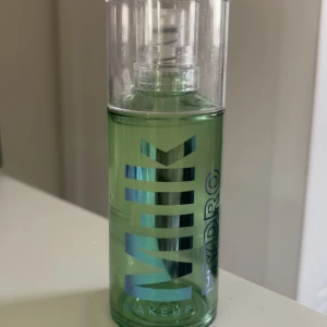 Milk Makeup Hydro Grip Primer - Halva kvar. Milk Makeup Hydro Grip Primer 45ml. Nypris över 500 i en genomskinlig grön plastflaska med pump. Primern är gelbaserad och ger en återfuktande känsla som gör att sminket sitter bättre hela dagen. Perfekt för dig som vill ha en fräsch och glowig bas.