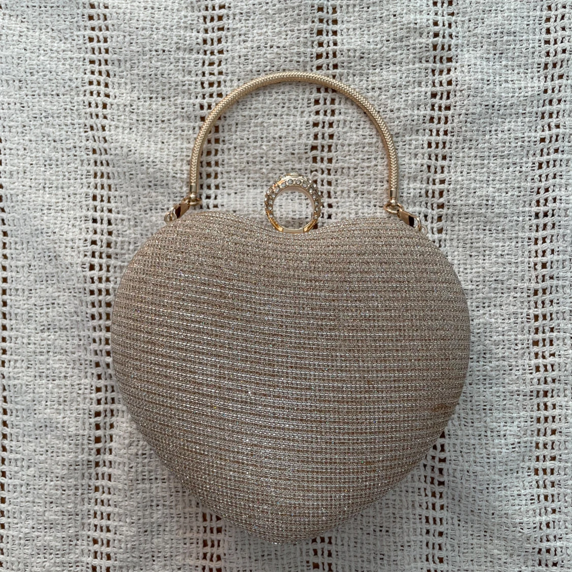 Glittrig hjärtformad kuvertväska