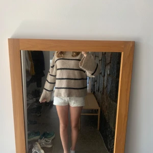 Beige randig stickad tröja Gina Tricot - Supermysig beige stickad tröja från Gina Tricot med svarta horisontella ränder. Tröjan har en loose passform, breda ärmar och ribbade muddar. Perfekt för lager-på-lager under hösten och vintern. Snygg till både jeans och kjol. Jag har bara andvänt tre gånger. Den är slutsåld just nu.