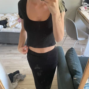 Svart croppad topp  - Från hm i storlek xs säljer då ja blir lite obekväm i hur kort den är 