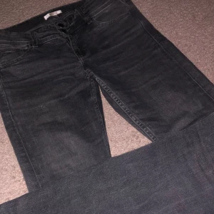 Svarta jeansbyxor med raka ben - Säljer ett par grå jeans med fickor där bak från Ginatricot, de har tappat lite färg där nere vid benen men det syns inte så jätte tydligt från långt håll annars de är ganska enkla fina, säljer pga de har har blivit för små, de är i strl 164🤗💕