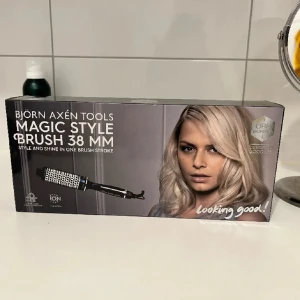 Björn Axén Magic Style Brush 38 mm - Elektrisk rundborste från Björn Axén Tools, Magic Style Brush 38 mm. Borsten är svart med silverdetaljer och har en keramisk yta med jonfunktion för extra glans. Perfekt för att skapa volym och mjuka lockar. Ergonomiskt handtag och sladd med vridfunktion.