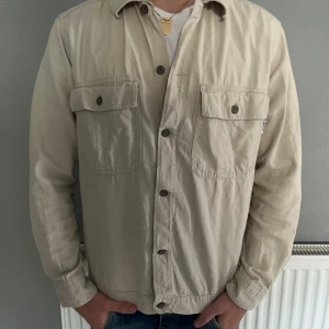 Overshirt från Only&Sons - Stilig overshirt från Only&Sons, storleken är S men kan även passa M!