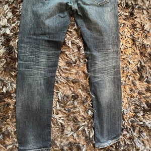 Tapered blå jeans Tapered Toby 32/34 - Snygga blå jeans från sulected Home/ Tapered Toby i klassisk tvätt med slitningar och tydliga whiskers. 🤩🤩