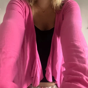 Rosa kofta - Säljer den här rosa koftan. Den är använd men inga skador. Den är i storlek L men passar mig som har S-M.  