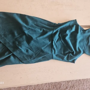 Turkos klänning från Zara Trafaluc M - Snygg turkos klänning från Zara Trafaluc i storlek M. Klänningen har en figurnära passform och är ärmlös med en stilren design. Perfekt för dig som gillar enkel men trendig stil.