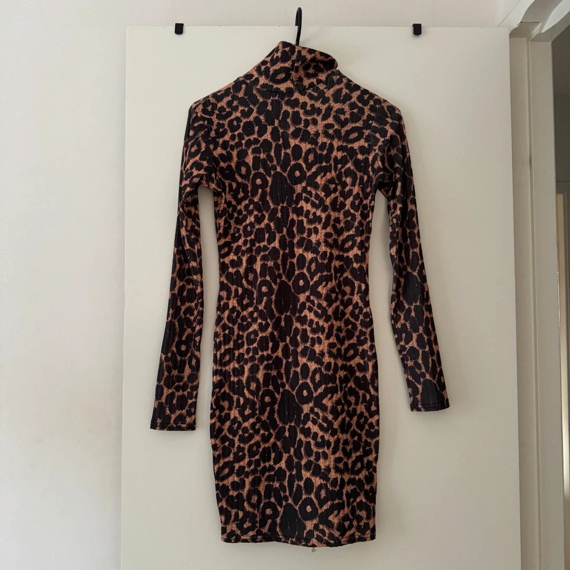 Leopardmönstrad klänning PrettyLittleThing - 1