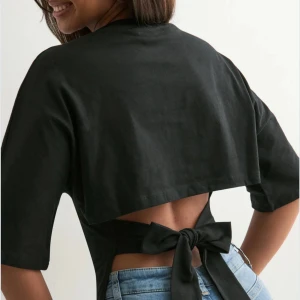 Svart topp med knyt och öppen rygg - Super fin och trendig topp som tyvärr inte kommer till användning längre