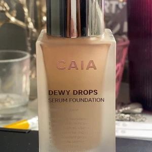CAIA Dewy Drops Serum Foundation 10C - CAIA Dewy Drops Serum Foundation i nyansen 10C. Kommer i en lyxig frostad glasflaska med silvrig pump. Ger en fräsch, glowig finish och innehåller vårdande ingredienser som vitamin E och glycerin. Perfekt för dig som vill ha en naturlig look med lyster. Ny pris 375kr, pris kan diskuteras 