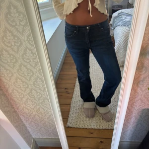 Bootcut jeans - Säljer ett par mörkblå bootcut jeans. Super snygga!