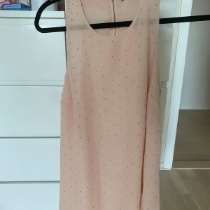 Ljusrosa kortklänning från Mohito - Ljusrosa kortklänning från Mohito, glitter stenar på