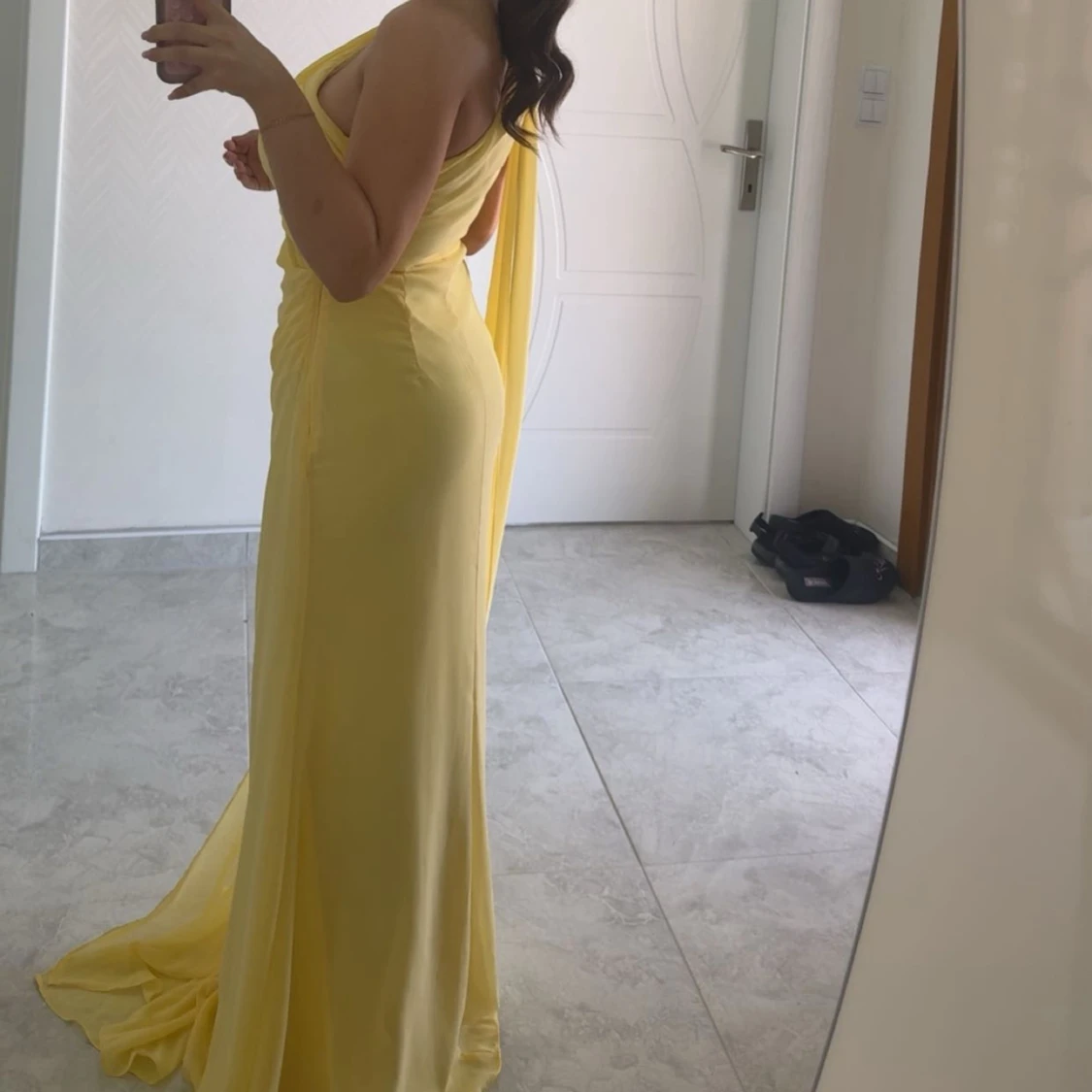 Gul långklänning med oneshoulder - 3