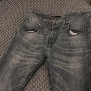 Grå jeans från Nudie Jeans - Snygga grå jeans från Nudie Jeans! Säljer dessa för 499, vill helst dock byta! Skriv till mig om ni har några funderingar!
