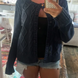 Kofta - En väldigt fin o mysig kofta till hösten passar till nästan allt och har en väldigt fin blå färg skriv vid funderingar