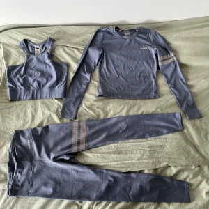 Grått träningsset från Stronger strl S - Säljer ett grått Stronger set träningskläder i bra skick med vissa defekter (fråga och jag skickar bild på de). Använd max 20 gånger.  Setet inkluderar sport topp, långärmad topp och tights  Allt är i storlek S.