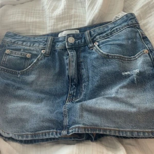 Blå jeanskjol med inbyggda shorts från Stradivarius - Super fin trendig kortkjol med inbyggda shorts för att känna sig säker trotts att kjolen är KORT. Tyckte denna va så så fin men tyvärr satt den inte så bra och hann inte skicka tillbaka. Endast testad