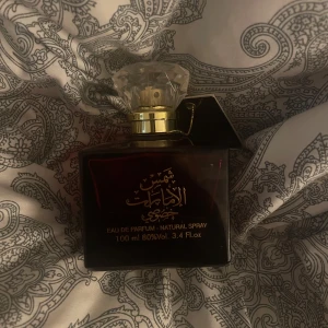 Hemaat Al Emarat Eau de Parfum 100ml - Säljer denna lyxiga kvinnliga doften. Den luktar extremt elegant, perfekt för hösten! Den är oanvänd, 100 ml🤍