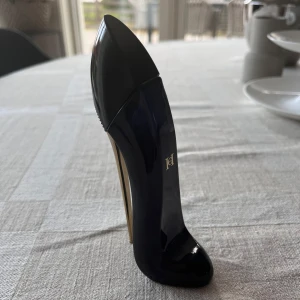 Carolina herrera - Parfym. 30ml. Använt ksk 15 sprut max se bild nr2. Säljer då ja använder så mke annat. Nyrpis 700kr