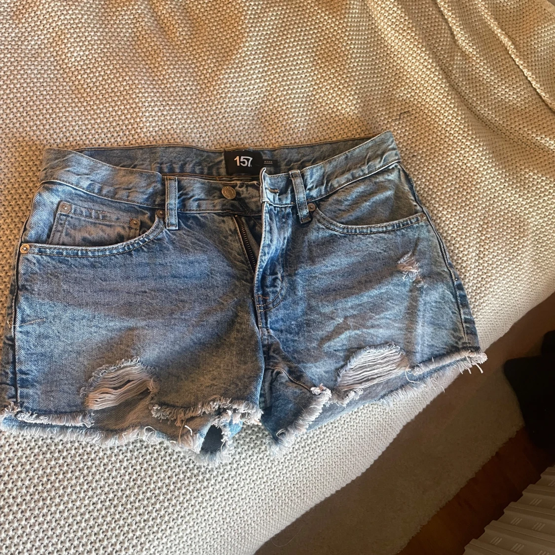 Blå jeansshorts med slitningar  - 1