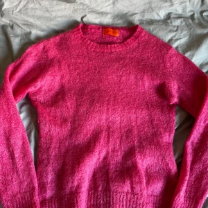Stickad tröja Mohair - Rosa stickad tröja i Mohair blandning. Storlek L men smal i modellen så skulle snarare säga S. Köpt second hand men aldrig använd 