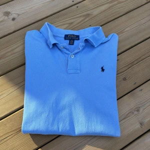 Ralph Lauren piké GE PRISFÖRSLAG  - Skick: 9/10 | Storlek: L (barn) | Motsvarar XS | Passar perfekt för dig som är 165-170 | Nypris: 1300 | Mitt pris: Ge prisförslag | Köparen står för frakt | Hör av er vid frågor. 