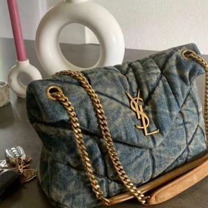 Denim väska  - Säljer nu min finna Saint Lurent liknande väska som köptes för 5000 men aldrig använts. Skriv privat för egna bilder🩷