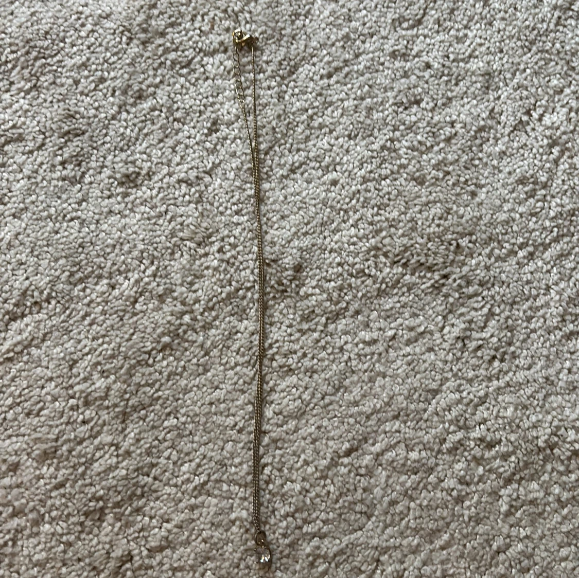 Enkelt guldhalsband med sten