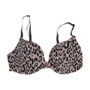 Leopardmönstrad push-up bh PINK - (KAN TÄNKA MIG SÄNKA VID SNABBG KÖP) Säljer en leopardmönstrad push-up bh från Victoria's Secret PINK. Utsidan är beige med svarta och bruna leopardfläckar, insidan är rosa. Justerbara svarta axelband och frontknäppning. Materialet är mjukt och stretchigt med polyester och elastan.