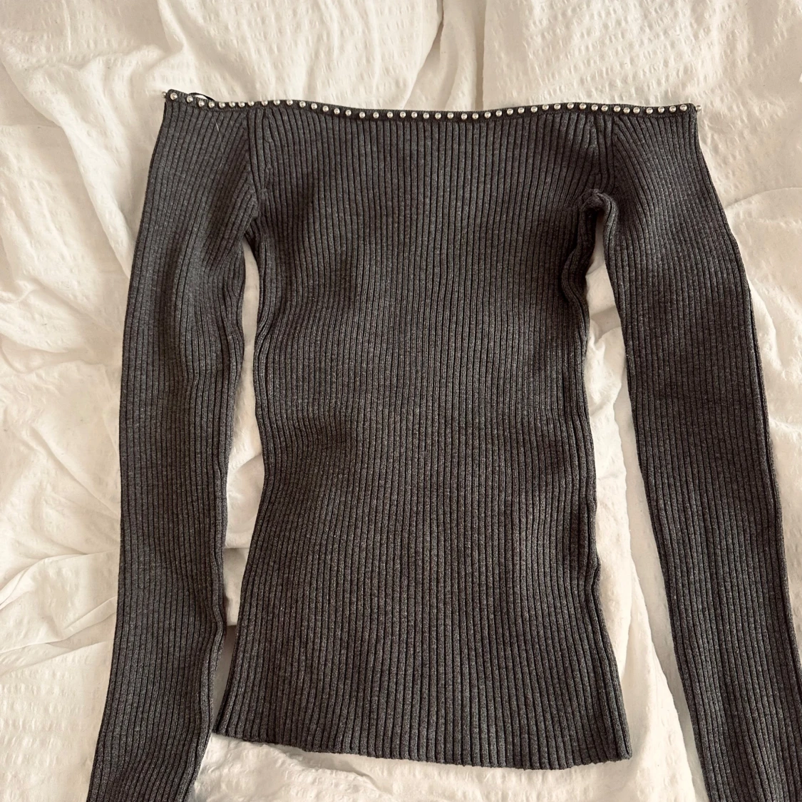 Mörkgrå ribbad offshoulder tröja - 1