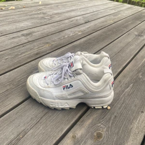 Fila skor  - Snygga fila skor som är använd ett fåtal gånger, nypris 1200kr säljer för 550kr! Storlek 37 1/2. Säljer p.ga ingen användning!!