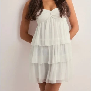 Dreamy Frill Short Dress - Säljer denna volang mini klänning ifrån Nelly i storlek XS. Oanvänd med prislapp kvar🤍