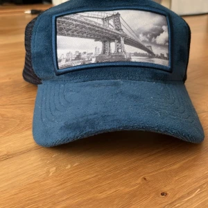Lenzo keps blå - Tjena, säljer denna lenzo kepsen. Jag vann den på en givaway och har inte haft andvändning av den. Den e riktigt fet men inte riktigt min stil bara. Kepsens Size är ajustable så man kan ändra på den själv!