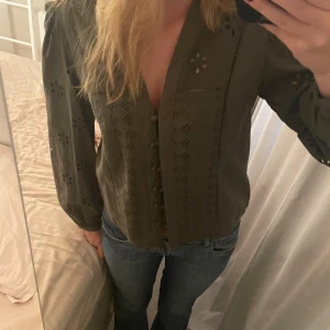 Grön blus från Zara - Super snygg blus från Zara. Storlek S, säljer då den inte kommer till användning. Som ny💗