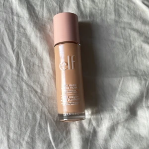 e.l.f. Halo Glow Liquid Filter Fair - e.l.f. Halo Glow Liquid Filter i nyansen Fair. Ger en glowig finish och kan användas som foundation, highlighter eller mixas med din bas. Kommer i glasflaska med rosa lock och pump. Perfekt för dig som vill ha en naturlig lyster. Använd några gånger!