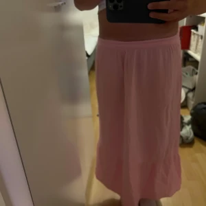 Ljusrosa långkjol - Supersöt ljusrosa långkjol med volang💞 utan märke och stl men passar nån som är mellan 157-162🥰
