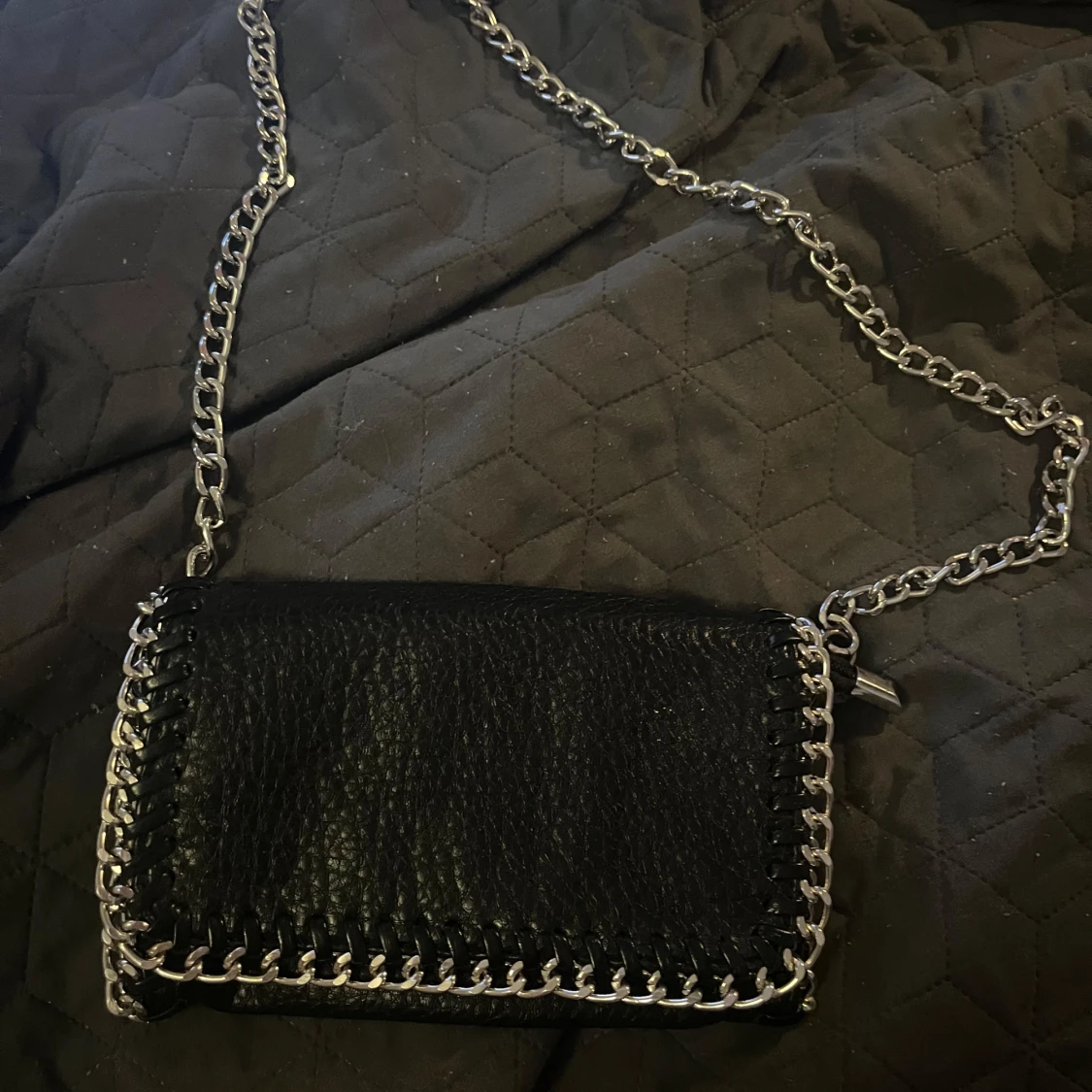 Svart axelväska med kedja från Tiamo
