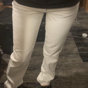 Vita raka jeans från Amisu, strl 34 - Snygga vita jeans från Amisu i rak/utsvängd modell. Aldrig använt men råkat komma på en fläck som jag är säkert förvinner med tvätten!