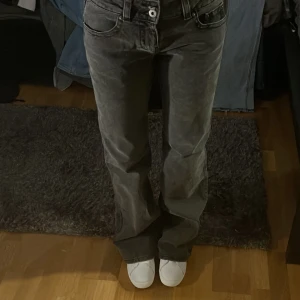 Gråa långmidjade bootcut jeans med fickdetaljer - Säljer ett par grå jeans i bootcut modell , de är långmidjade och helt nya , pris går alltid ty diskuteras passar folk som är 160-167 cm typ 