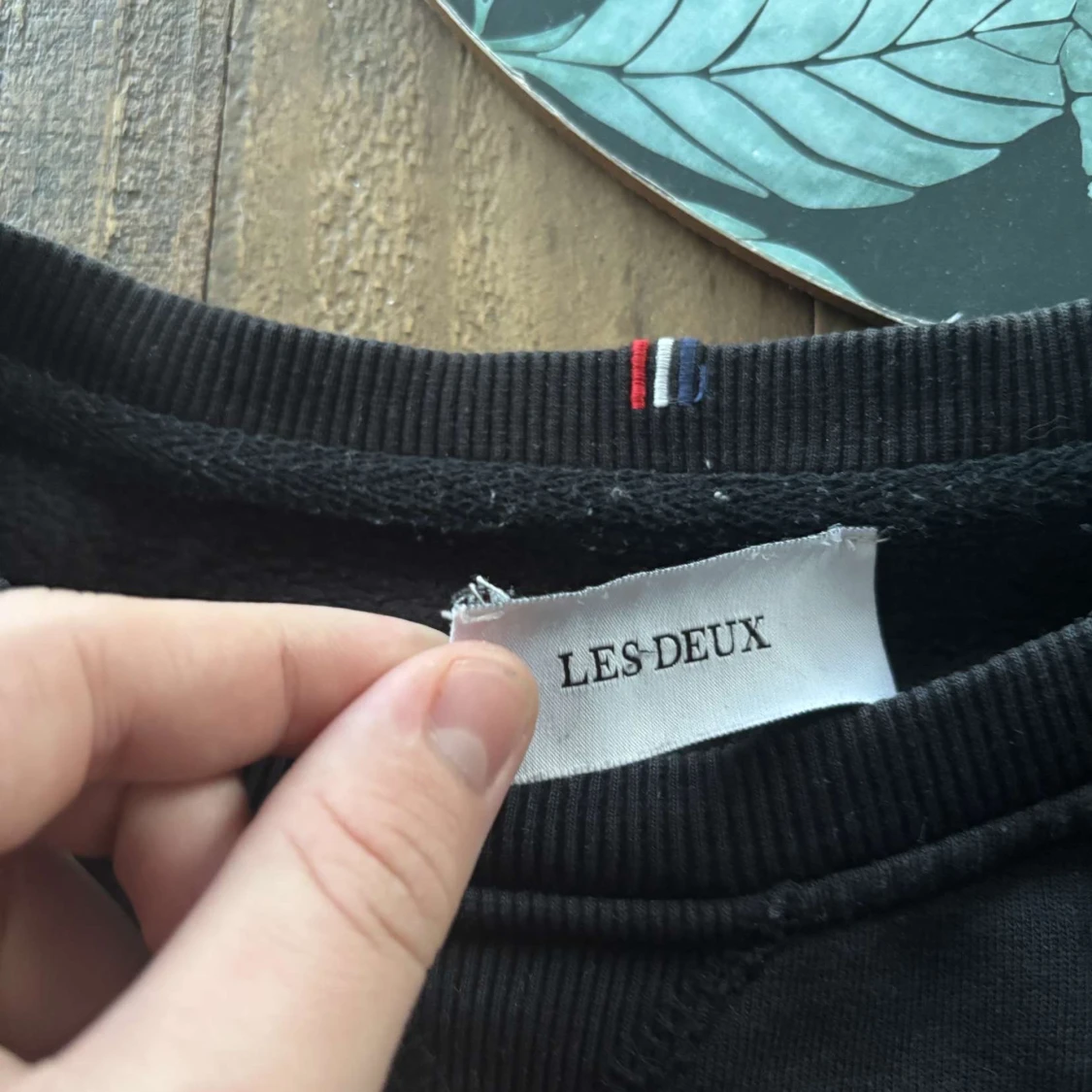 Svart sweatshirt från Les Deux - 2