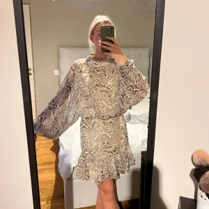 Klännkg - En superfin klänning i mönster, storlek 34. Aldrig använd🫶🏼 från nakd 