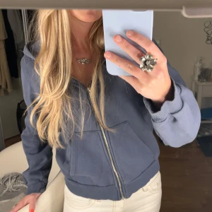 Blå hoddie med huva och dragkedja - Mycket bra skick, passar stl xs